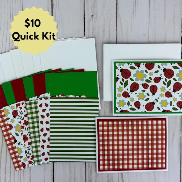 Puede incluir: Un juego de papelería con varias tarjetas y sobres rectangulares. Los patrones incluyen mariquitas con flores, cuadros vichy rojos y blancos, rayas verdes y blancas, y cartulina roja y verde sólida. Un gráfico de estrella amarilla dice $10 Quick Kit.