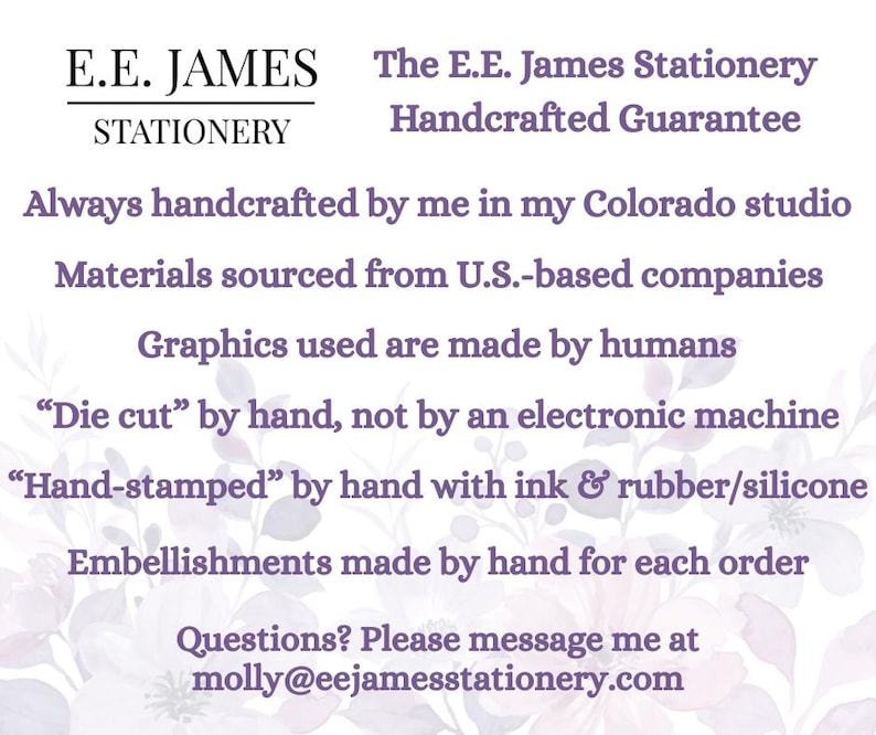 Pu&ograve; includere: Una scheda informativa bianca con testo viola che presenta il logo E.E. James Stationery e la garanzia di artigianalit&agrave;. Indica che gli articoli sono realizzati a mano in uno studio in Colorado con materiali provenienti da aziende statunitensi.