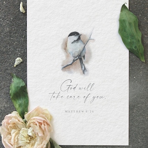 Może przedstawiać: Akwarela przedstawiająca małego sikorę czarnogłówkę siedzącego na gałęzi. Tło jest w kolorze jasnobrązowym. Pod ptakiem widnieje tekst "Bóg się tobą zatroszczy. Mateusza 6:26".