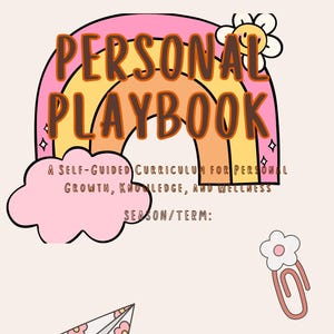 Op de afbeelding: Een digitaal ontwerp met de tekst "PERSONAL PLAYBOOK" boven een regenboogillustratie. De tekst "A SELF-GUIDED CURRICULUM FOR PERSONAL GROWTH, KNOWLEDGE, AND WELLNESS" staat eronder. Een papieren vliegtuigje en een bloemenpaperclip zijn ook afgebeeld.