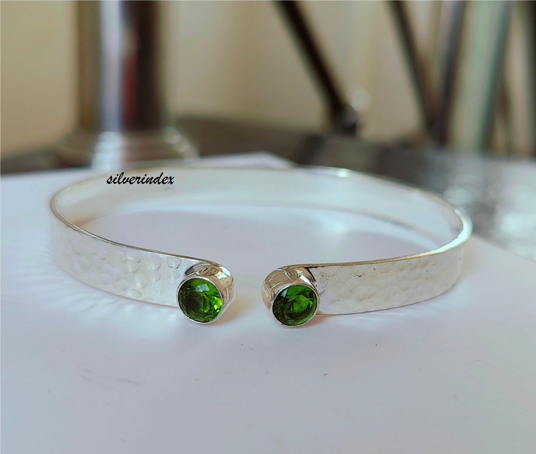 【+Sg】宝石質ペリドットのシンプルブレスレット ペリドットの宝石が付いたハンマー加工のスターリングシルバーの