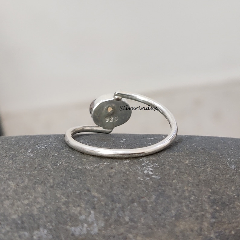 May include: A silver ring with a round gemstone. The ring is marked with "925" and "Silverindex".