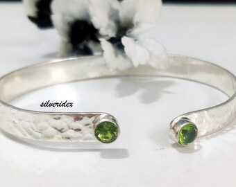 ペリドットの宝石が付いたハンマー加工のスターリングシルバーの
