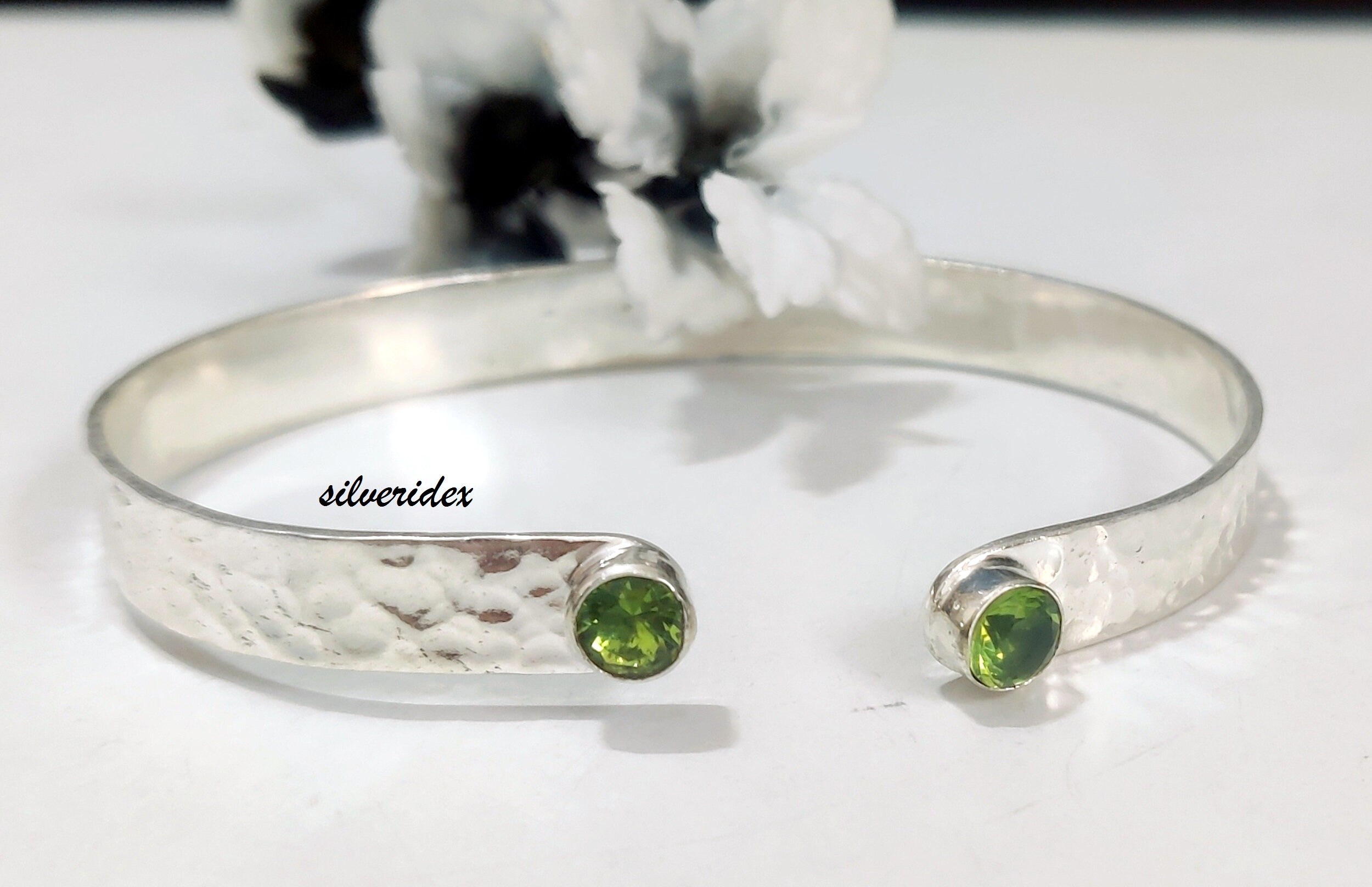 【+Sg】宝石質ペリドットのシンプルブレスレット ペリドットの宝石が付いたハンマー加工のスターリングシルバーの