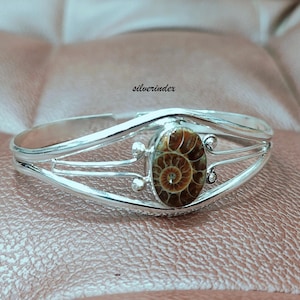 Bracciale rigido in fossile di ammonite, bracciale rigido in argento sterling 925, bracciale rigido regolabile aperto fatto a mano, gioielli di design in fossile di ammonite, pietra ovale