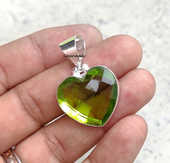 Herzförmiger Peridot Anhänger aus Sterlingsilber, Handgefertigter