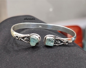 Pulsera tipo brazalete ajustable de plata de ley con aguamarina en bruto.