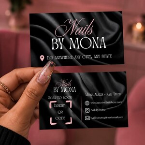Könnte beinhalten: Visitenkarten für ein Nagelstudio, mit schwarzem Satin-Hintergrund und dem Namen des Salons, "Nails by Mona", in eleganter Schrift. Die Karten enthalten Kontaktinformationen und einen QR-Code zur Buchung.