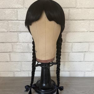 Perruque tressée en cheveux humains avec frange Wednesday Adams