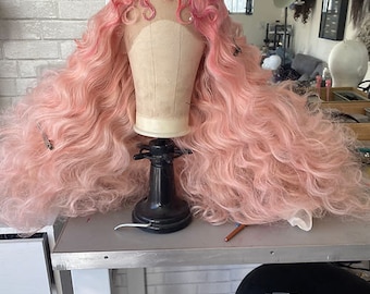 Cabello humano de color rosa