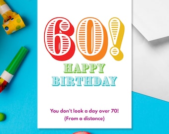 Może przedstawiać: Kolorowa kartka urodzinowa z liczbą 60 w kolorach tęczy i tekstem "Happy Birthday". Kartka zawiera również tekst "Nie wyglądasz na więcej niż 70 lat! (Z daleka)"