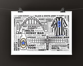 Puede incluir: Una impresión de arte de palabras en blanco y negro con el escudo del club de fútbol Newcastle United y una lista de palabras y frases relacionadas con el club y sus aficionados. Las palabras están dispuestas en un patrón circular alrededor del escudo. La impresión está sobre un fondo blanco.