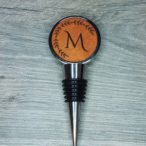 Tapón de botella con monograma personalizado y inicial de cuero grabada.