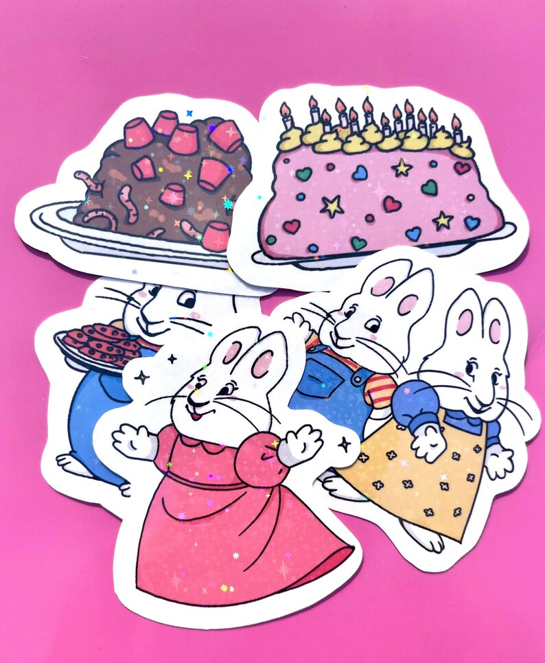 Peut inclure: Quatre autocollants repr&eacute;sentant des personnages de la s&eacute;rie de livres pour enfants 'Le Conte de Peter Rabbit'. Les autocollants repr&eacute;sentent un g&acirc;teau au chocolat avec des bonbons rouges, un g&acirc;teau d'anniversaire avec des bougies, un lapin tenant une assiette de biscuits et un lapin portant une robe rose.