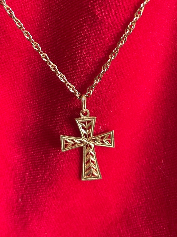 14K Gold Cross Necklace made in Italy Beautiful an