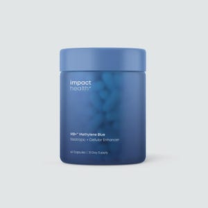 Może przedstawiać: Niebieski cylindryczny pojemnik z pasującą pokrywką. Pojemnik zawiera napis "impact health+" oraz "MB+™ Methylene Blue Nootropic + Cellular Enhancer". Zawiera 62 kapsułki, zapas na 31 dni.
