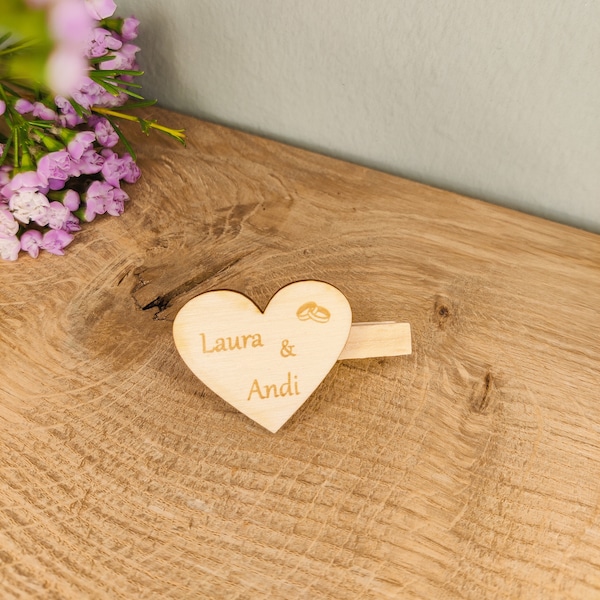 Hochzeitsanstecker Herz aus Holz, personalisiertes Holzherz mit Gravur und Holzklammer