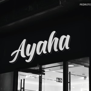 Peut inclure: Panneau en bois fait à la main avec le texte "Welcome" dans une police fantaisiste. Le panneau est peint en blanc avec une finition vieillie et comporte un petit cœur décoratif. Dimensions : environ 30 cm de large et 15 cm de haut.