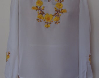 Chemisier paysan à manches longues des années 70, broderies à la main et détails smocks