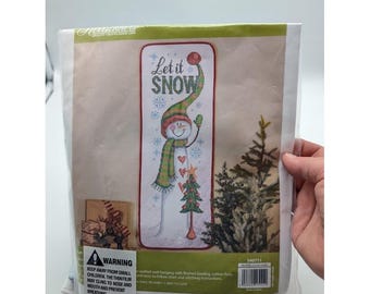 Kit de punto de cruz estampado para colgar en la pared Herrschners, camino de mesa con diseño de muñeco de nieve 540711