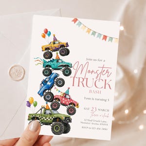 Könnte beinhalten: Eine weiße, rechteckige Einladungskarte mit einem Stapel aus fünf bunten Monstertrucks, die Partyhüte tragen, sowie Luftballons und Wimpelketten. Der Text lautet: Join us for a Monster Truck Bash, Tom is turning 5, Sat 23 March, Three o'clock.