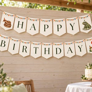 Puede incluir: Una guirnalda de cumpleaños de dos niveles con banderines de color blanco roto y letras verde oscuro que forman HAPPY BIRTHDAY. La guirnalda está decorada con banderines triangulares de colores e ilustraciones de serpiente, rana, lagarto y tortuga.