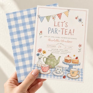 Puede incluir: Una tarjeta de invitación rectangular para baby shower con un sobre de cuadros azules. La tarjeta presenta una ilustración en acuarela de una tetera, tazas de té y pasteles sobre un mantel de cuadros azules, con el texto LET'S PAR-TEA!.