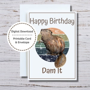 Könnte beinhalten: Geburtstagskarte mit einer Aquarellillustration eines Bibers. Auf der Karte steht "Happy Birthday Dam It" in braunem Text. Ein weißer Umschlag befindet sich hinter der Karte. Die Karte sagt auch "Digitaler Download Druckbare Karte & Umschlag".