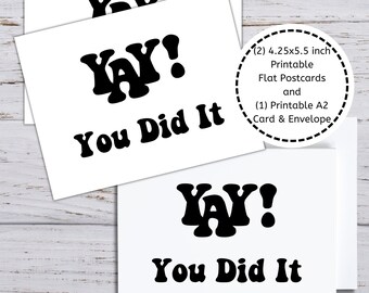 Könnte beinhalten: Weiße Postkarten und eine Karte mit dem Text "YAY! You Did It" in fetter, schwarzer Schrift. Das Bild enthält zwei Postkarten von 10,8x14 cm und eine A2-Karte mit Umschlag. Das Design ist auf weißem Hintergrund.