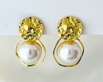 Hammered gold disc & large pearl clip on earrings, Gold circle outline pearl dangle clip on earrings
