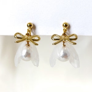 Snowdrop flower clip on earrings, White petals pearl dangle clip on earrings, Dainty gold bow earrings, Acrylic flower earrings