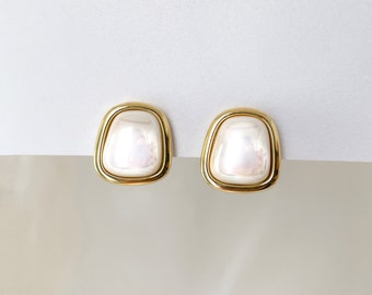 Classic gold rim pearl stud clip on earrings, Elegant gold pearl studs, Bridal earrings, Vintage style earrings, Invisible clip on earrings