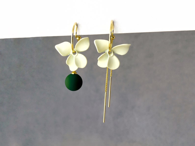 Mismatched white flower dangle clip on earrings with matte green ball and gold chains, invisible clip on earrings image 1