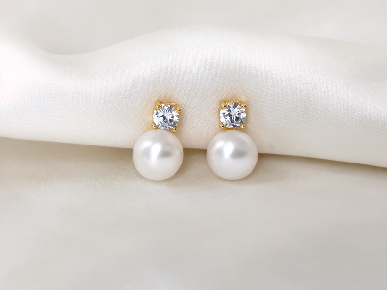 Freshwater pearl clip on earrings, White Purple pearl CZ clip on earrings, Bridal clip on earrings, Wedding clip on earrings White Pearl + Gold