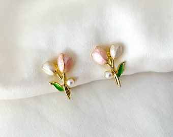 Dainty tulip clip on earrings, Delicate tulip and mini pearl clip on earrings, Blush pink tulip earrings, Invisible clip on earrings