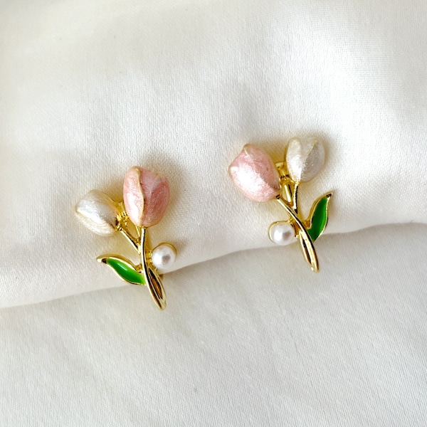 Zierliche Tulpen Ohrclips, Zarte Tulpen und Mini Perlen Ohrclips, Blush Rosa Tulpen Ohrringe, Unsichtbare Ohrclips