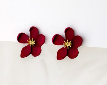 Rote Blume Ohrclips, Matte rote Blumenclip auf Ohrstecker, Rote und goldene Blumenohrringe