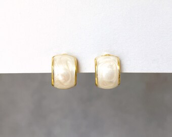 Minimalistische halve curve clip op studs, Witte halve cirkel clip op oorbellen, Minimalistische alledaagse clip op studs, Onzichtbare clip op oorbellen