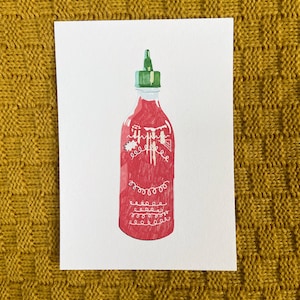 Sriracha A6 mini Druck, Soßen Flasche, Chili, Postkarte, Food Print, Foodie Kunst, Geschenke, Küche Dekor, handgezeichnet