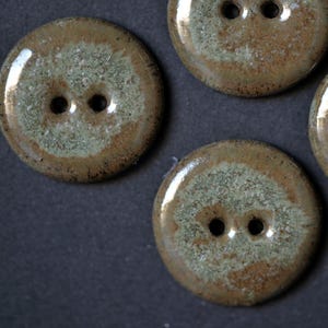 6 unidades. Botones de cerámica de 22-23 mm, color marrón/gris/verde.