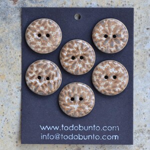 6pcs. 23 mm ceramic buttons beige/brown