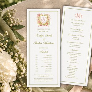Könnte beinhalten: Zwei weiße Hochzeitskarten mit grünen Rändern und Blumenwappen. Der Text enthält die Namen Catlyn Stark und Fischer Matthews, das Datum 27. Juni 2025, einen Zeitplan sowie eine Liste der Mitglieder der Hochzeitsgesellschaft.