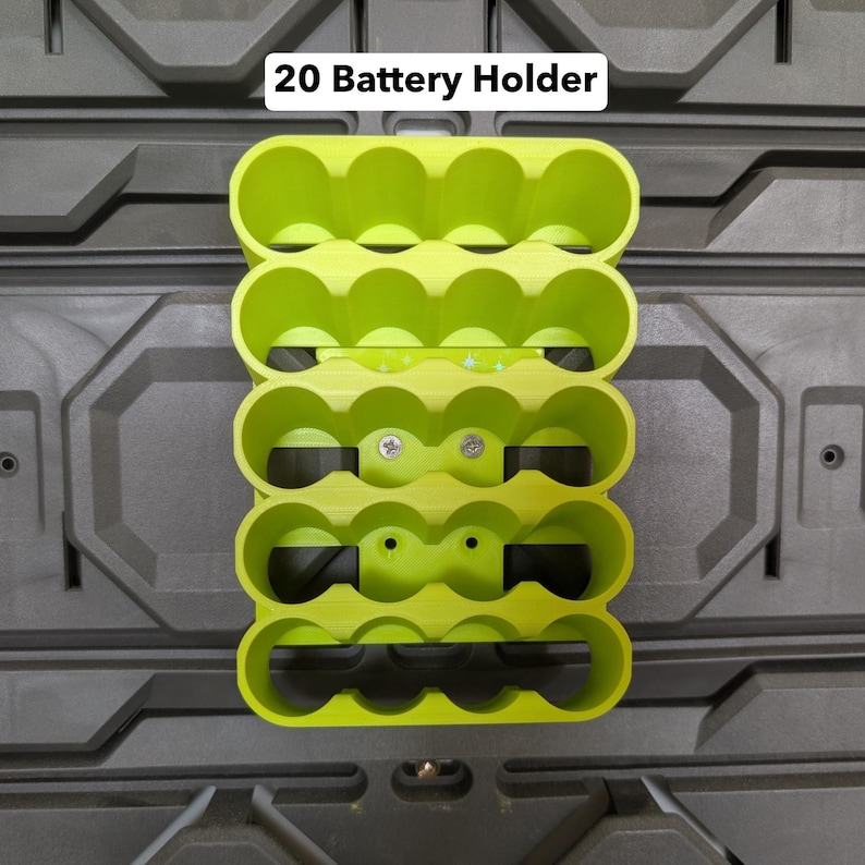 K&ouml;nnte beinhalten: Ein limettengr&uuml;ner 20-Batterie-Halter. Der Halter besteht aus Kunststoff und hat ein gitterartiges Design mit zwanzig kreisf&ouml;rmigen Schlitzen. Der Text "20 Battery Holder" wird in wei&szlig;er Schrift oben im Bild angezeigt.