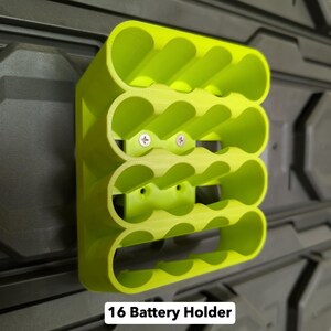 K&ouml;nnte beinhalten: Ein limettengr&uuml;ner 16-Batteriehalter, montiert auf einer dunkelgrauen Oberfl&auml;che. Der Halter ist f&uuml;r die Aufbewahrung von 16 AA-Batterien konzipiert. Der Text "16 Battery Holder" wird unten im Bild angezeigt.