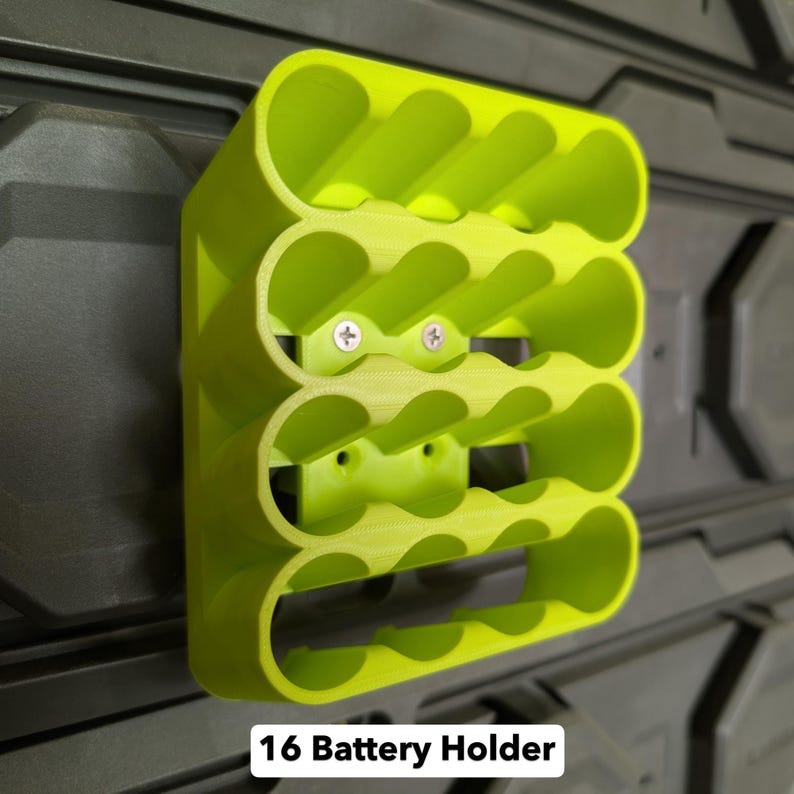 K&ouml;nnte beinhalten: Ein limettengr&uuml;ner 16-Batteriehalter, montiert auf einer dunkelgrauen Oberfl&auml;che. Der Halter ist f&uuml;r die Aufbewahrung von 16 AA-Batterien konzipiert. Der Text "16 Battery Holder" wird unten im Bild angezeigt.