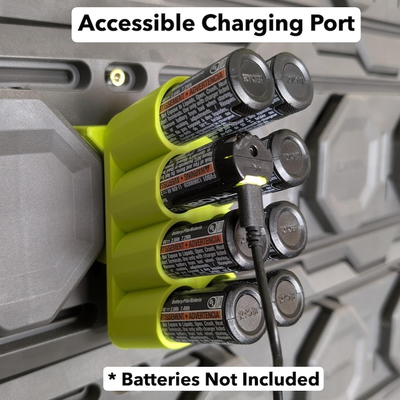 K&ouml;nnte beinhalten: Ein hellgr&uuml;ner Batteriehalter mit vier Batterien, die &uuml;ber ein Ladekabel verbunden sind. Der Text "Accessible Charging Port" steht oben und "Batteries Not Included" unten.