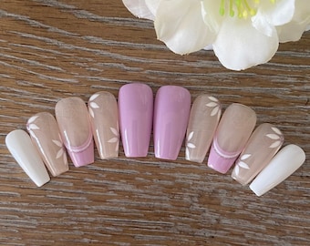 Uñas francesas con flores moradas a presión / Uñas de verano / Uñas con brillo reflectante