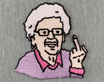 La divertida abuela de Urbanski Patch muestra los dedos a hierro de 6,5 x 6 cm | Aplicación de parches Imagen de planchado