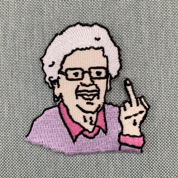 Urbanski Patch lustige Oma zeigt Finger zum Aufbügeln 6,5 x 6 cm | Aufnäher Applikation Bügelbild