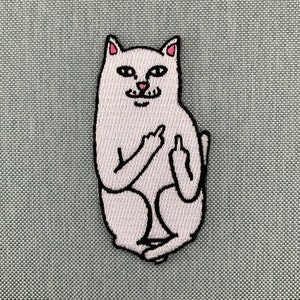 Urbanski Patch lustige Katze zeigt Finger zum Aufbügeln 8 x 4,3 cm Aufnäher Applikation Bügelbild Bild 1